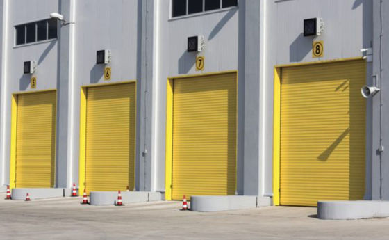 Portes à rouleaux de sécurité modernes résistantes aux intempéries Facilité d'installation et de sécurité Caractéristiques PVC coloré et résistant au vent
