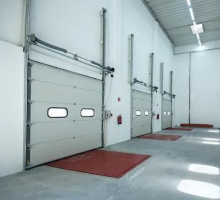 650N/M2 Pression du vent Porte sectionnelle industrielle Porte de garage sectionnelle haute hauteur Porte moderne
