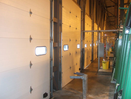 Le métal a isolé la verticale coulissante aérienne de rouleau de portes sectionnelles se soulevant pour l'entrepôt