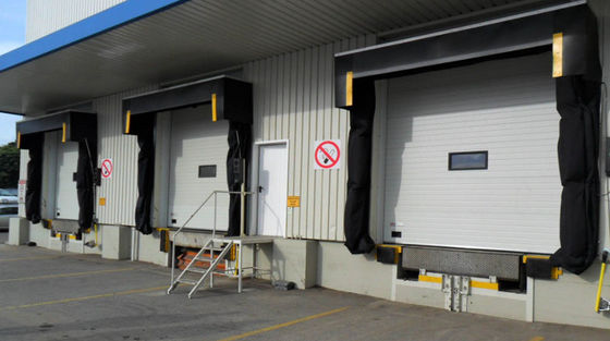 Le haut embarcadère de longévité abrite mécanique gonflable de porte d'entrepôt automatique