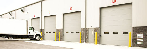 conception moderne sectionnelle industrielle 50mm~80mm épaisseur isolée porte de garage sectionnelle, commerciales portes sectionnelles