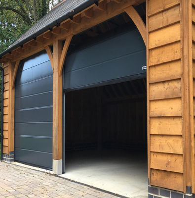 Porte de garage sectionnelle isolée en aluminium avec panneau plat ou contourné de 80 mm