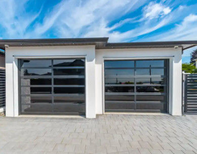 Porte haute sectionnelle en aluminium revêtue de poudre, vue complète, garage, panneau de verre résidentiel