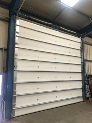 Porte sectionnelle automatique à double enveloppe avec sectionnelle isolée