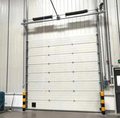 Porte de garage à sections commerciales 50 mm-80 mm isolée Porte de garage à sections en acier en hauteur isolée à clapet coulissant Porte de garage