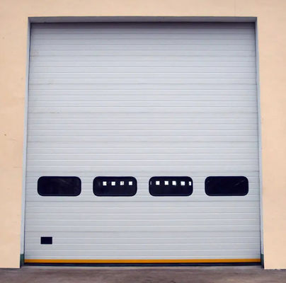 Résistant au vent en mousse blanche remplie en hauteur Porte de garage sectionnelle Automatique / manuel Opération Photocellule de bord de sécurité
