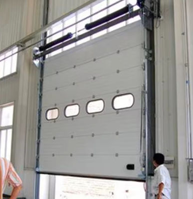 Résistant au vent en mousse blanche remplie en hauteur Porte de garage sectionnelle Automatique / manuel Opération Photocellule de bord de sécurité