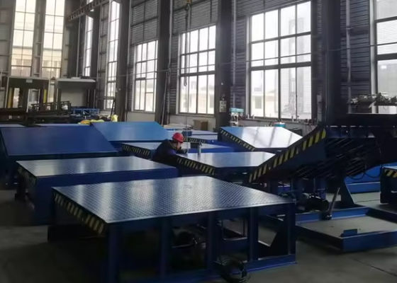 Nivelateur de quai de chargement personnalisé avec source d'alimentation électrique 10 capacité d'entrepôt en acier portable hydraulique mobile