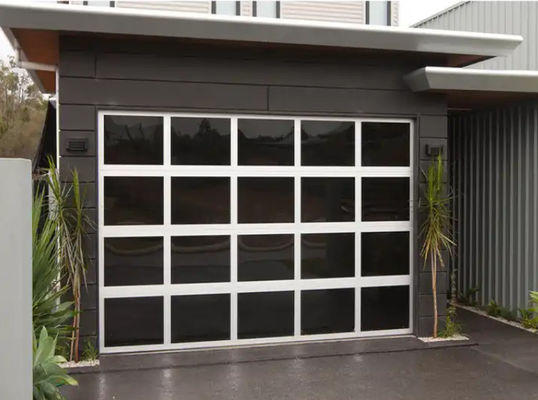 Porte sectionnelle en aluminium noir avec une excellente isolation et double vitrage Automatique en verre glacé en aluminium noir