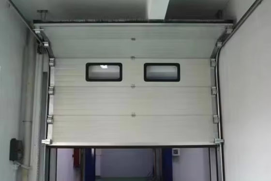 Porte sectionnelle hauteur réduisant le bruit blanc avec poignée verrouillable et conception résistante au vent