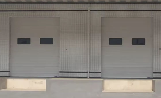 Porte sectionnelle isolée en mousse de polyuréthane blanc avec seuil en aluminium en gros Bon prix Automatique