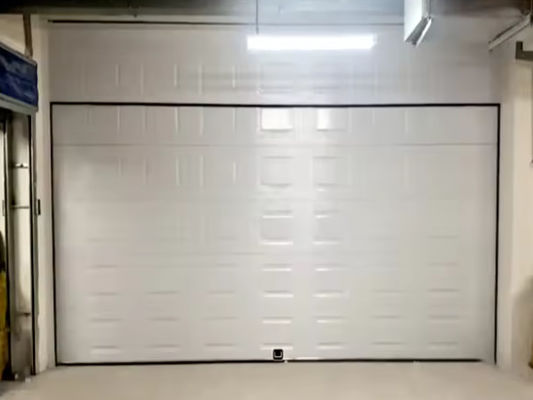 Porte sectionnelle en acier isolée avec serrure de sécurité Conception résistante au vent et réduction du bruit