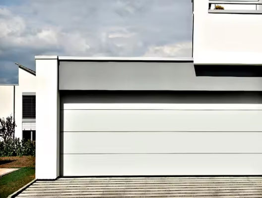 Porte sectionnelle en acier isolée avec serrure de sécurité Conception résistante au vent et réduction du bruit