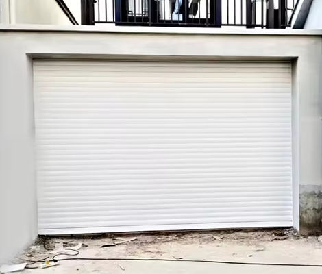 Porte sectionnelle en acier à double enduit avec poignée verrouillable à commande à distance Porte à rouleaux verticale de garage