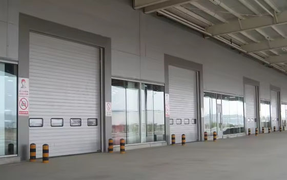 Porte sectionnelle en acier à double enduit avec poignée verrouillable à commande à distance Porte à rouleaux verticale de garage