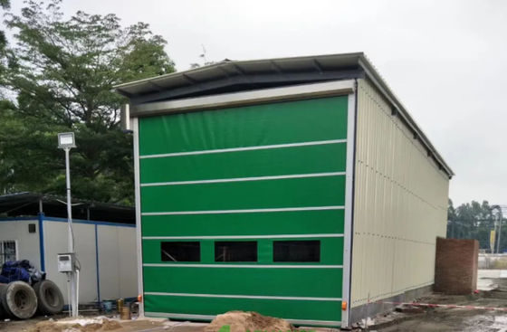Des portes à rouleaux rapides de sécurité moderne avec isolation thermique pour une sécurité accrue