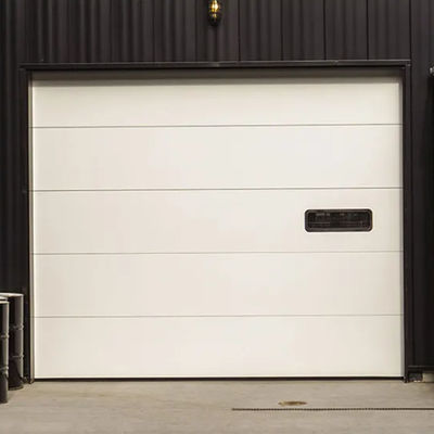 Porte sectionnelle isolée en acier charnières / serrures Finition en poudre pour une entrée sécurisée dans la maison Porte roulante métallique à grande vitesse