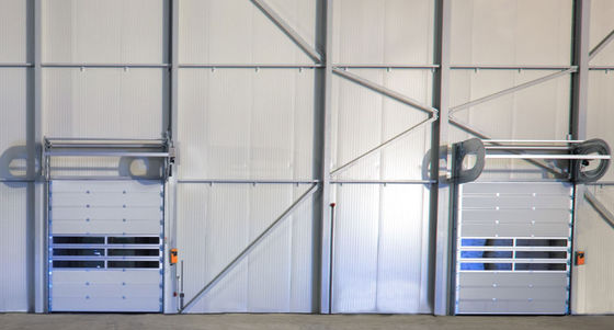 Porte sectionnelle isolée en acier charnières / serrures Finition en poudre pour une entrée sécurisée dans la maison Porte roulante métallique à grande vitesse