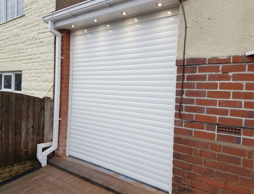 Porte sectionnelle isolée en acier charnières / serrures Finition en poudre pour une entrée sécurisée dans la maison Porte roulante métallique à grande vitesse