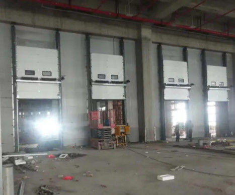 Portes de garage sectionnelles isolées avec mousse de polyuréthane et ventilation à distance verticale
