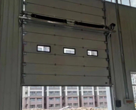 Porte d'ascenseur verticale à sections isolées en acier gris