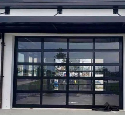 Des portes de garage sectionnelles en verre d'aluminium moderne avec un design sectionnel élégant