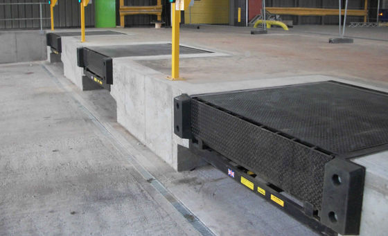 Nivelateur de quai de chargement électrique avec des caractéristiques de sécurité améliorées 8 tonnes 10 tonnes Container pont d'embarquement stationnaire