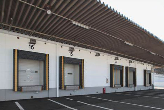 Entrepôt de stockage thermique isolé à froid Rideau en tissu PVC en acier galvanisé Abris de quai de chargement réglables
