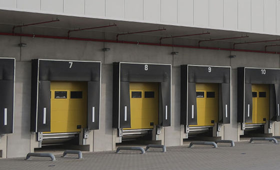 Réservoirs de chargement industriels modernes Facilité d'installation Durabilité Pour les camions Porte de chambre froide