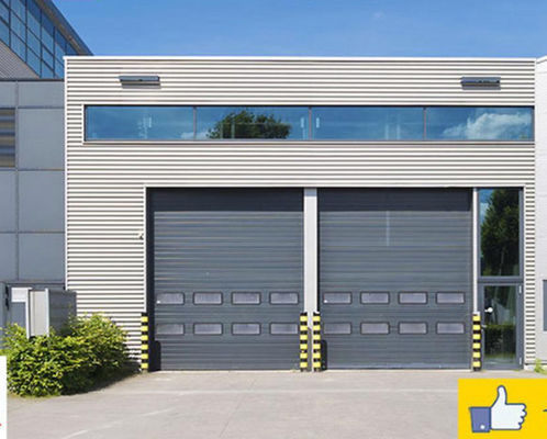 Portes sectionnelles commerciales avec panneaux isolants de 50 mm à 80 mm d'épaisseur et construction en acier durable