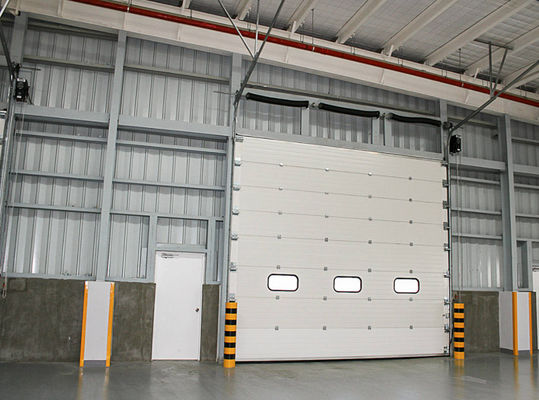 Portes sectionnelles commerciales avec panneaux isolants de 50 mm à 80 mm d'épaisseur et construction en acier durable
