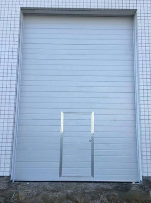 Porte aérienne sectionnelle de seuil en aluminium 50 mm-80 mm épaisseur isolée personnalisée volet isolé panneau d'ascenseur vertical utilisé