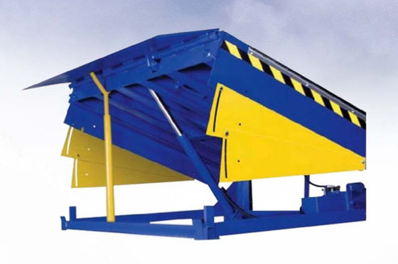 Atelier de nivellers de portes de quai Plaque de quai automatique 25000-40000LBS Conception sûre Hauteur de pont personnalisée Plateforme de levage hydraulique personnalisable Rampe de quai nivelleur Rampe de chargement de conteneurs pour la logistique