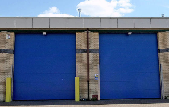 Portes commerciales en hauteur Automatique Formé en acier isolé Levé verticalement Porte sectionnelle coulissante en blanc