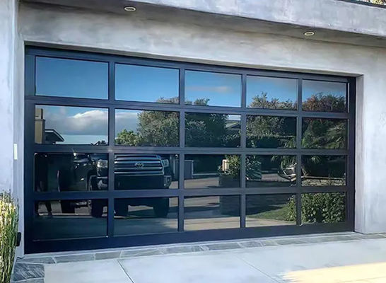 Étanchéité à l'eau de classe 3 Porte de garage sectionnelle en verre transparent pour maison résidentielle Améliorer l'attrait du bord de la maison