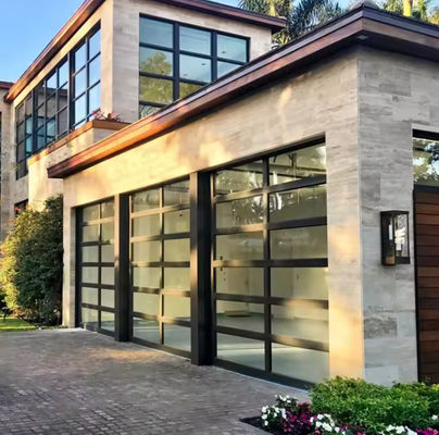 Étanchéité à l'eau de classe 3 Porte de garage sectionnelle en verre transparent pour maison résidentielle Améliorer l'attrait du bord de la maison