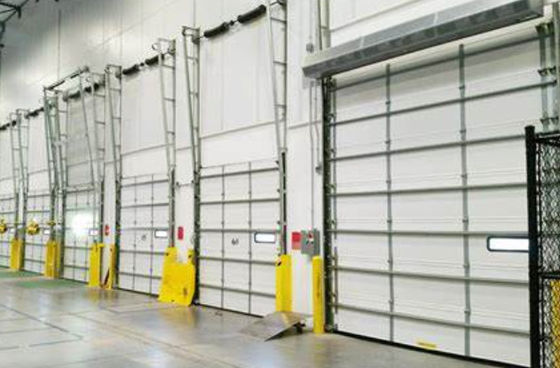 Porte à rouleaux automatique en acier 50 mm-80 mm épaisseur porte de garage sectionnelle isolée commerciale avec conception de panneau plat ou contouré