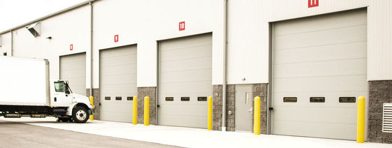 Portes sectionnelles industrielles automatiques avec réduction du bruit et panneau de porte à double peau