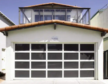 Style de conception moderne étanchéité à l'eau classe 3 Porte de garage sectionnelle en verre transparent avec revêtement en poudre