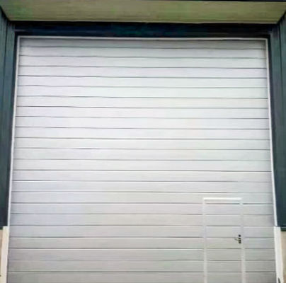 50 mm-80 mm d'épaisseur porte de garage sectionnelle isolée commercial ventilation optionnelle en poudre revêtue de finition