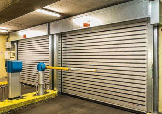 Porte en spirale transparente en aluminium à grande vitesse avec système de sécurité à capteur photoélectrique et perméabilité à l'air ≤ 2,0 m3/ M2.s