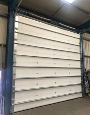 Portes en acier sectionnelles isolées d'une épaisseur de 50 mm à 80 mm avec ventilation et isolation en mousse de polyuréthane