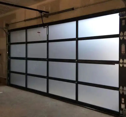 Vue complète Porte de garage sectionnelle personnalisée étanchéité à l'eau classe 3 alliage d'aluminium transparent