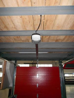Portes sectionnelles industrielles de caserne de pompiers sur mesure, revêtues de poudre, finition automatique, conception en forme