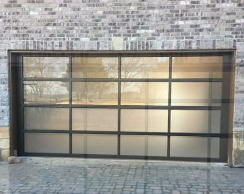 Porte de garage sectionnelle en verre transparent étanchéité à l'eau élevée isolation acoustique