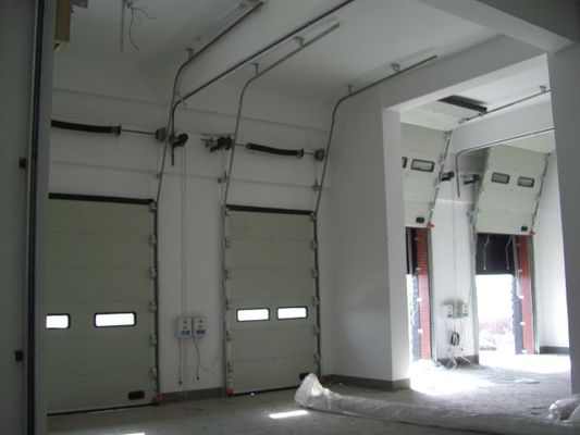 Portes sectionnelles industrielles automatiques avec dégagement d'urgence et conception personnalisée