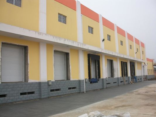 Porte de garage sectionnelle isolée de 50 mm à 80 mm d'épaisseur avec ventilation optionnelle