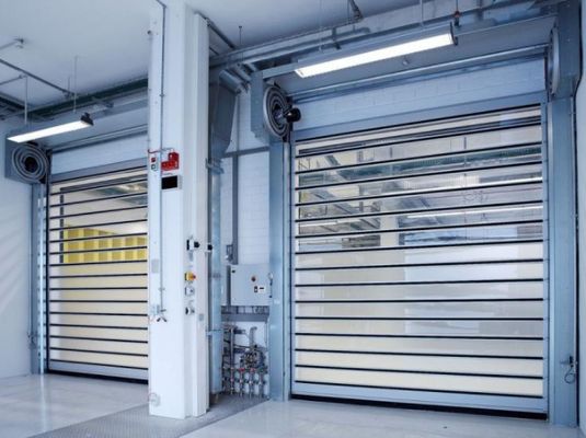 Porte spirale industrielle enroulable isolée sur mesure de haute qualité en aluminium extérieur transparent avec système de sécurité par capteur photoélectrique et vitesse de fermeture de 0,8 m/s pour l'efficacité