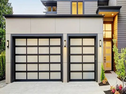Porte de garage moderne légère de luxe sectionnelle en alliage d'aluminium étanchéité à l'eau classe 3 verre transparent sectionnelle Porte de garage excellente option d'isolation