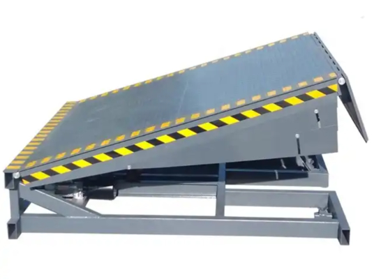 Rampe de quai automatique d'atelier à conception sûre de haute capacité 25000-40000LBS avec lèvre de longueur personnalisable, solution de chargement robuste pour les centres de logistique et de distribution
